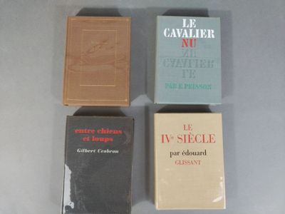 trois livres sont posés sur une table les uns à côté des autres
