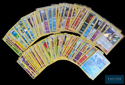gros plan d'un paquet de cartes pokemon sur une table