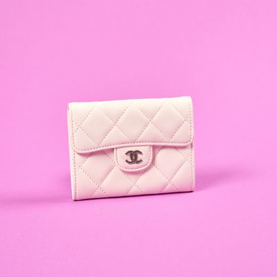 portefeuille Chanel en cuir matelassé blanc