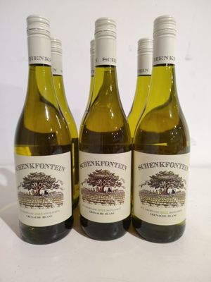 trois bouteilles de vin posées sur une table l'une à côté de l'autre