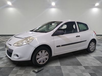la photo d'une voiture blanche garée dans un garage