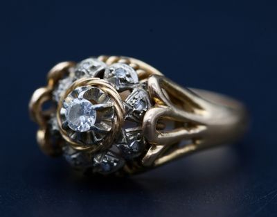 un gros plan d'une bague en diamant posée sur une surface bleue