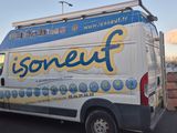 une camionnette blanche garée sur le parking