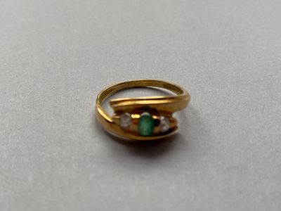 une bague en or sertie d'une pierre verte