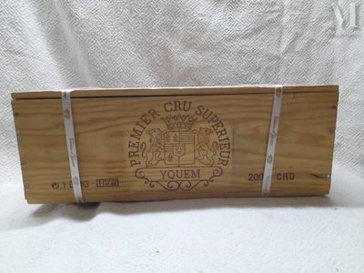 une boîte en bois portant un logo
