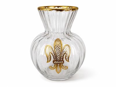un vase en verre orné d'un motif de fleuron doré