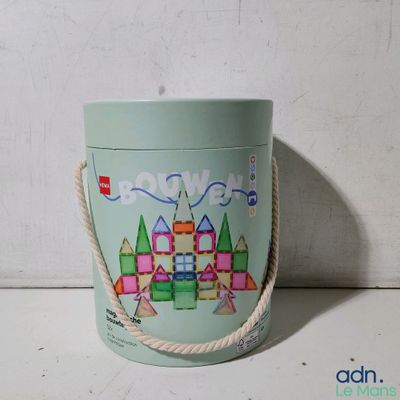 un seau vert sur lequel est représenté un château
