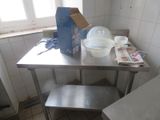 une table sur laquelle se trouve une boîte de nourriture, dans une cuisine