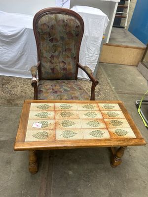une chaise et une table posées à même le sol