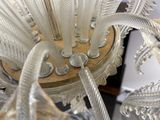 un lustre en verre orné d'un bouquet de fleurs en verre