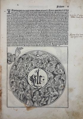 un vieux livre avec un dessin en noir et blanc
