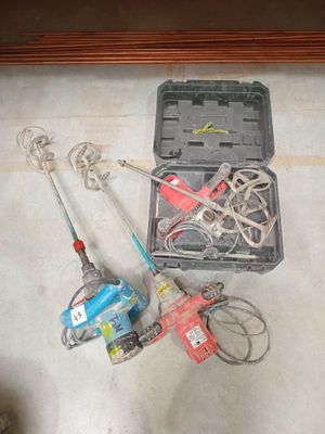 une boîte d'outils posée par terre à côté d'une paire de ciseaux