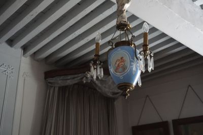 un lustre suspendu au plafond d'une chambre à coucher