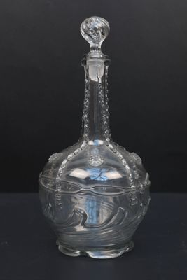 une image représentant une carafe en verre sur fond noir
