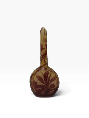 vase en verre brun orné d'un motif de feuilles sur le dessus