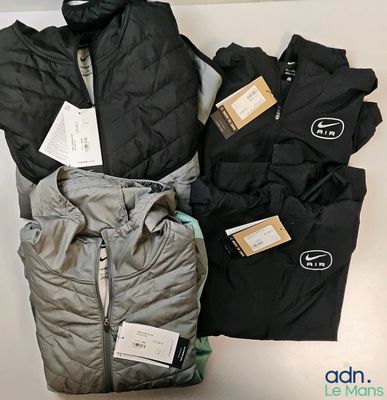 un tas de vêtements comprenant une veste, un pantalon et une veste
