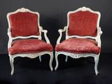 une paire de fauteuils rembourrés rouges sur fond noir