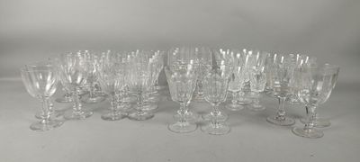 beaucoup de verres à vin vides sur la table