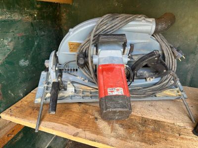 une photo montrant une perceuse électrique et une perceuse filaire posées sur une table en bois