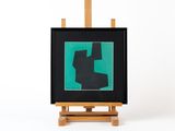 tableau sur chevalet avec un cadre noir et un fond vert sur fond blanc