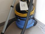 un aspirateur bleu et noir et un aspirateur bleu et jaune