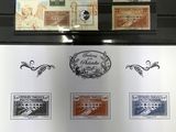 plusieurs types de timbres exposés dans une vitrine