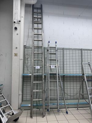 de nombreuses échelles qui se trouvent dans une pièce en cours de rénovation