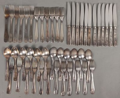 de nombreuses fourchettes et cuillères disposées sur la table