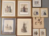 de nombreuses photos encadrées sur le mur d'une pièce