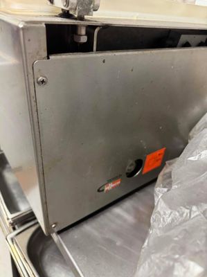 l'image d'une machine posée sur une table