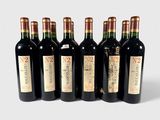six bouteilles de vin sont alignées sur une surface blanche
