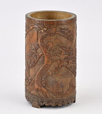 un vase en bois orné de sculptures sur un fond blanc