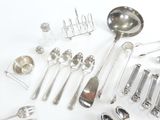 beaucoup de cuillères en argent et de cuillères sur la table