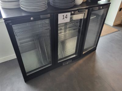 une porte vitrée surmontée de plaques dans un magasin