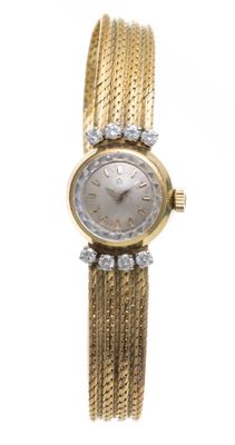 l'image d'une montre-bracelet de femme entourée d'une chaîne