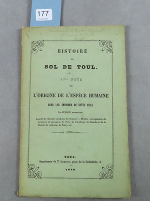 un gros plan d'un livre posé sur une table, sur lequel est accrochée une étiquette