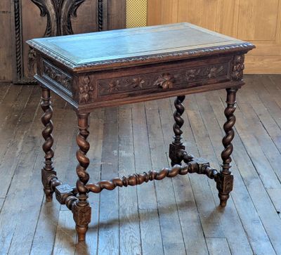 une petite table en bois avec un plateau bleu, posée sur un parquet