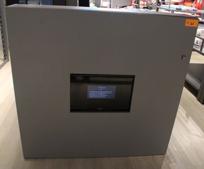 Deux plots en stratifié contenant trois téléviseurs (SAMSUNG…