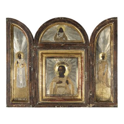 une image représentant un triptyque représentant Jésus et d'autres figures religieuses