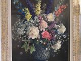 une peinture de fleurs dans un vase bleu sur une table