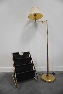 lampe sur pied en laiton plaqué, avec porte-revues et porte-journal