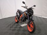 une moto posée par terre dans la pièce