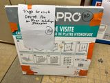 une boîte en carton sur laquelle figurent des instructions, posée par terre