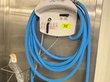 un tuyau bleu fixé au mur d'une pièce