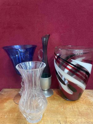 trois vases posés sur une table, avec un mur rouge en arrière-plan