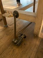 Longue table de ferme en bois brut, les quatre pieds réunis … (photo 5)