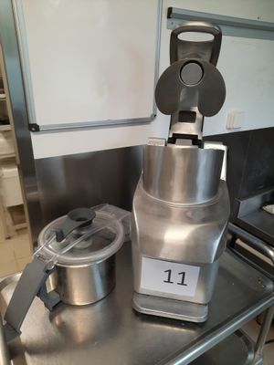 un mixeur posé sur une table dans une cuisine