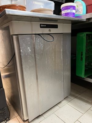 un petit réfrigérateur dans un coin de la cuisine