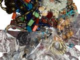 une pile de bijoux assortis sur une surface blanche