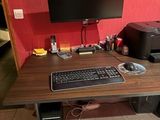 un bureau d'ordinateur sur lequel se trouvent un clavier et une imprimante